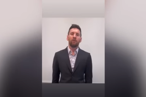 Lionel Messi pidiendo perdón al PSG